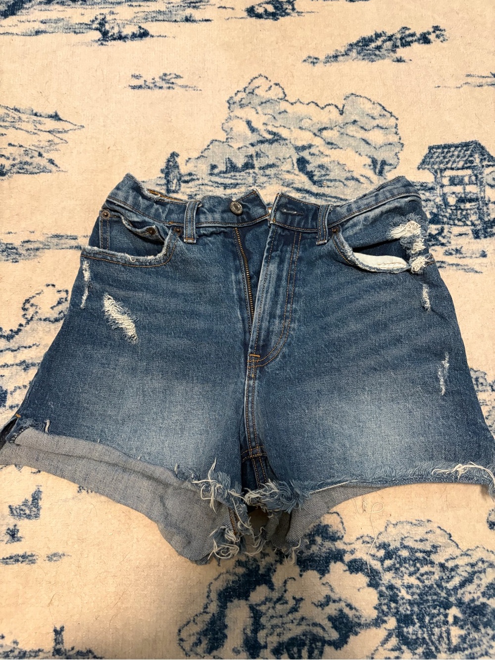 Abercrombie The 4” Mom Short High Rise